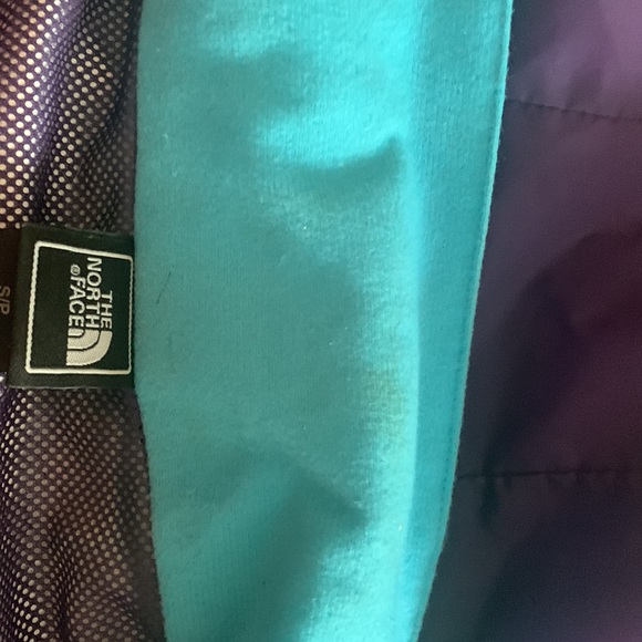North face rain jacket size small. - Picture 10 of 15